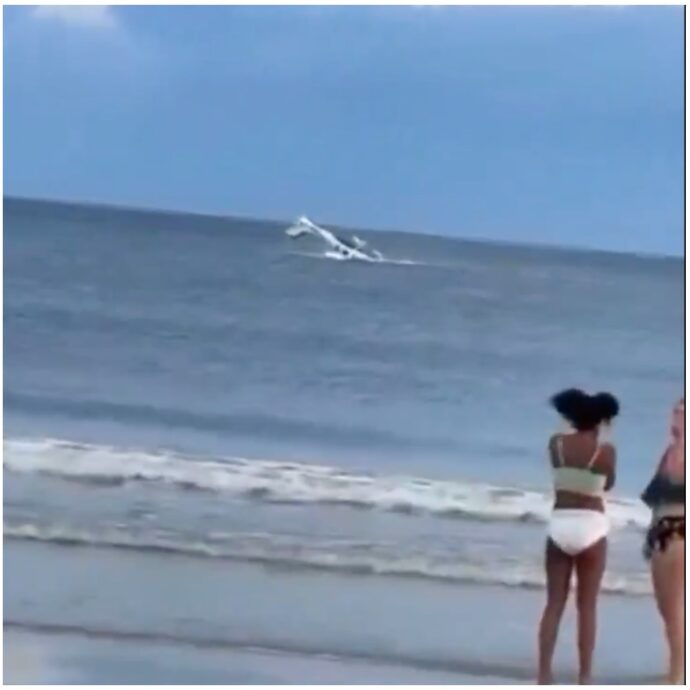 Aereo in picchiata finisce in mare e le immagini diventano virali: il video scioccante dei bagnanti
