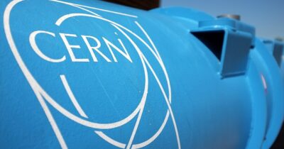 Copertina di Gaza, appello di 828 scienziati del Cern: “Rivedere i rapporti con Israele, non possiamo essere complici del genocidio”