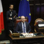 Copertina di Almasri, gli atti restano segreti: Fontana respinge l’istanza di Avs. Ai membri della Giunta vietato anche fotografarli