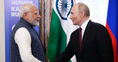 Copertina di Dazi, così l’India è diventata il 2° importatore di petrolio russo dopo la Cina. “E vende il greggio raffinato ai paesi che sanzionano Mosca”