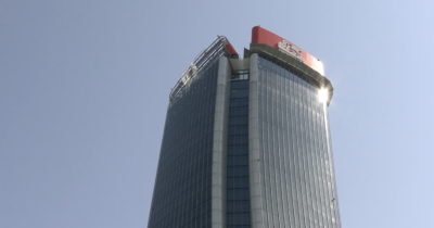 Copertina di Milano, rimosso il pannello rosso dell’insegna Generali sulla Torre Hadid