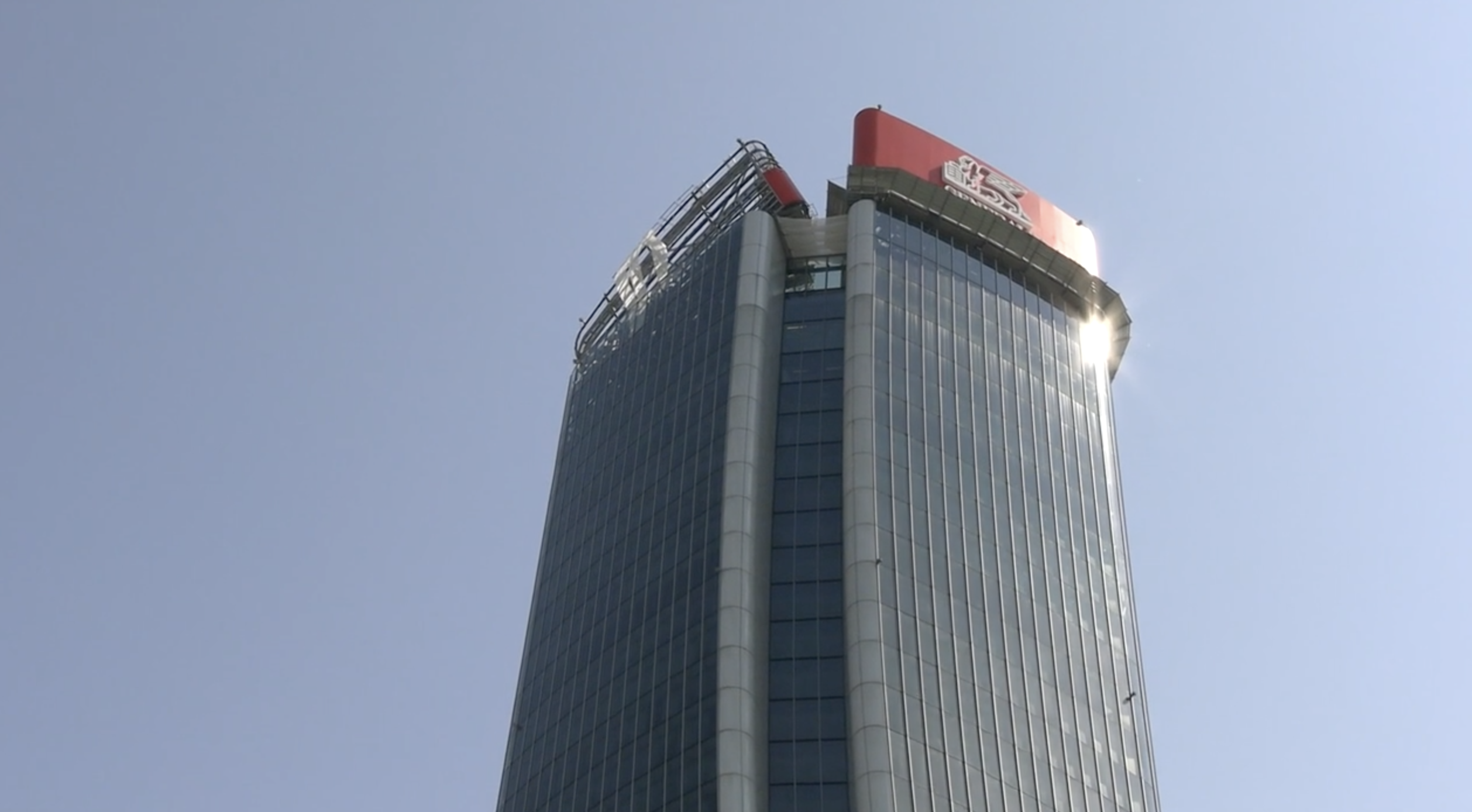 milano rimosso il pannello rosso dell8217insegna generali sulla torre hadid