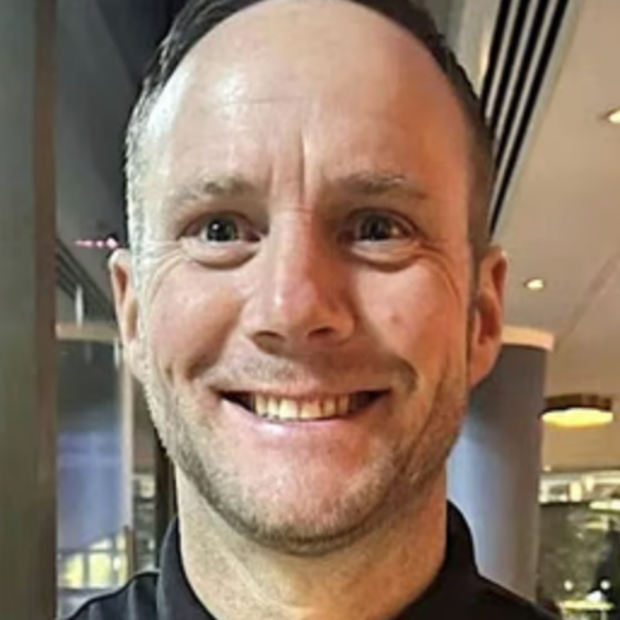 “Al concerto degli Oasis a Wembley, mio figlio Lee è scivolato sulla birra. Ci sono dubbi sulle barriere e la sicurezza”: lo rivela il padre del fan morto