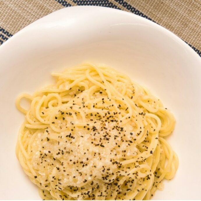 “Burro e parmigiano nella cacio e pepe della BBC? È la pasta del cornuto che facevano le mogli ai mariti, dopo essere state con gli amanti”: così chef Mariola