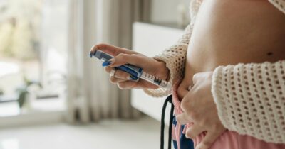 Copertina di “Le mie urine sono diventate nere dopo i farmaci dimagranti. Non riuscivo più a mangiare e svenivo. I medici mi avevano avvisata”: la storia di Claire Reed