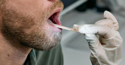 Copertina di “Ho un cancro alla gola grande come un uovo sodo per il sesso orale fatto da ragazzo. L’ho scoperto dal medico”: lo sfogo di un padre di famiglia