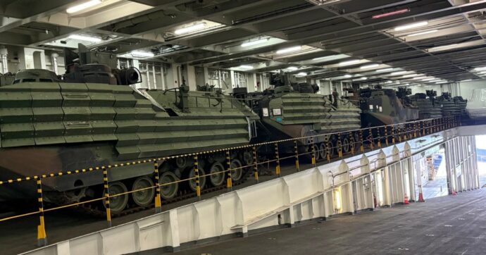 Genova, i portuali non caricheranno il cannone Leonardo sulla nave saudita piena di armamenti: le foto