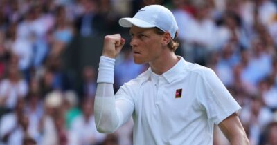 Copertina di “Il gomito non fa male, ma continuerò a usare la fascia elastica. E a Wimbledon anch’io ero sorpreso”: parla Sinner