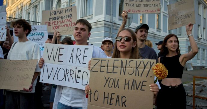 Ucraina, Zelensky perde punti ei sondaggi: 70% favorevole alla tregua