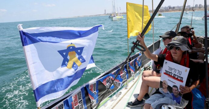 Haredi, familiari dei rapiti e soldati: tutti in piazza contro il governo
