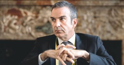 Copertina di Tre auto blu per il governatore calabrese Occhiuto, una riservata alla famiglia