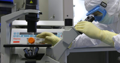 Copertina di Le frodi scientifiche sono in aumento, smascherate nuove strategie e reti globali di “falsificatori”. Lo studio