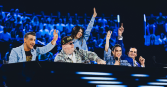 Copertina di I giudici di X Factor 2025 si scatenano con il karaoke di Loretta Goggi, Orietta Berti e la Carrà – IL VIDEO