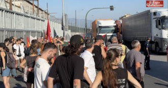 Copertina di Genova, presidio dei portuali contro la nave saudita carica di armi: “Non vogliamo lavorare in un hub di guerra”