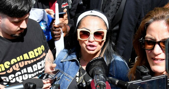 Campania, show della tiktoker dentro l’ufficio del calendiano