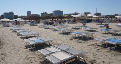 Copertina di “Prezzi alti? No, stipendi bassi. Il ceto medio è scomparso”. A Rimini tra hotel mezzi vuoti e ombrelloni chiusi | Video