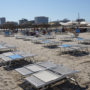 Copertina di “Prezzi alti? No, stipendi bassi. Il ceto medio è scomparso”. A Rimini tra hotel mezzi vuoti e ombrelloni chiusi | Video