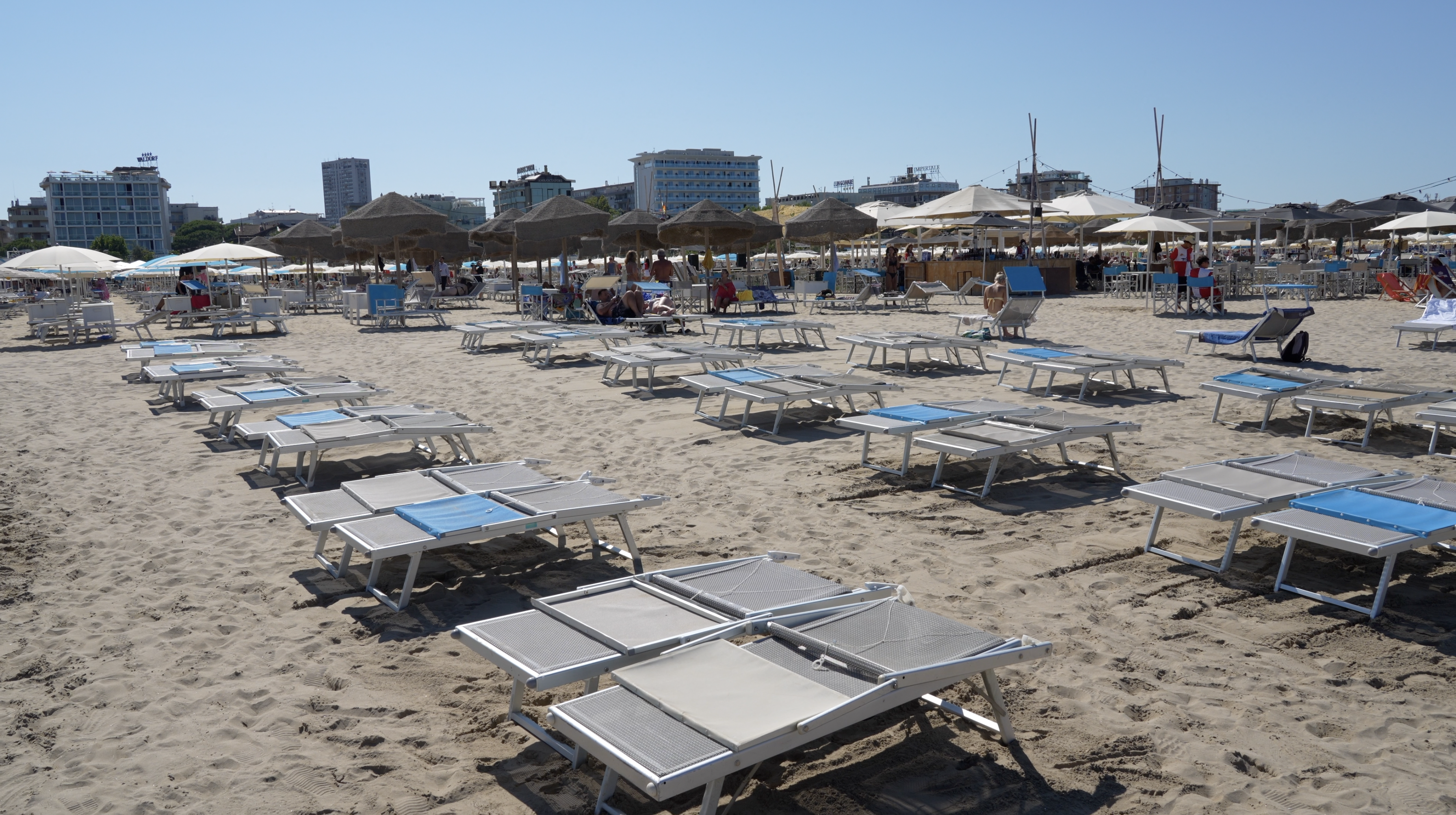 “Prezzi alti? No, stipendi bassi. Il ceto medio è scomparso”. A Rimini tra hotel mezzi vuoti (con camere a prezzo di saldo) e ombrelloni chiusi “Prezzi alti? No, stipendi bassi. Il ceto medio è scomparso”. A Rimini tra hotel mezzi vuoti (con camere a prezzo di saldo) e ombrelloni chiusi