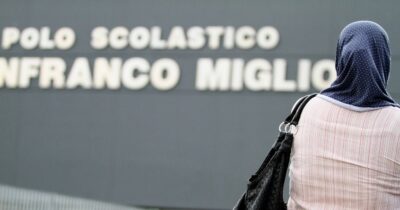 Copertina di Adro cancella il nome dell’ideologo della Lega Gianfranco Miglio dalla facciata della scuola