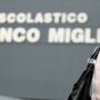 Copertina di Adro cancella il nome dell’ideologo della Lega Gianfranco Miglio dalla facciata della scuola