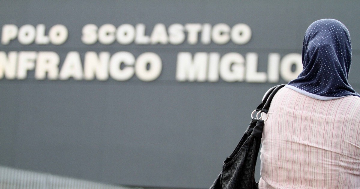 Adro cancella il nome dell’ideologo della Lega Gianfranco Miglio dalla parete della scuola