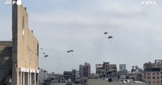 Copertina di Gli aiuti umanitari per Gaza arrivano con il paracadute: le immagini dell’operazione aerea