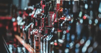 Copertina di “Prima sono diventati ciechi, poi non riuscivano a stare in piedi e a parlare”: più di dodici turisti muoiono per aver bevuto “alcolici contraffatti”