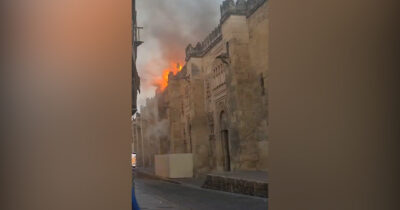Copertina di Incendio nella moschea-cattedrale di Cordova: le fiamme divorano il patrimonio Unesco – Video