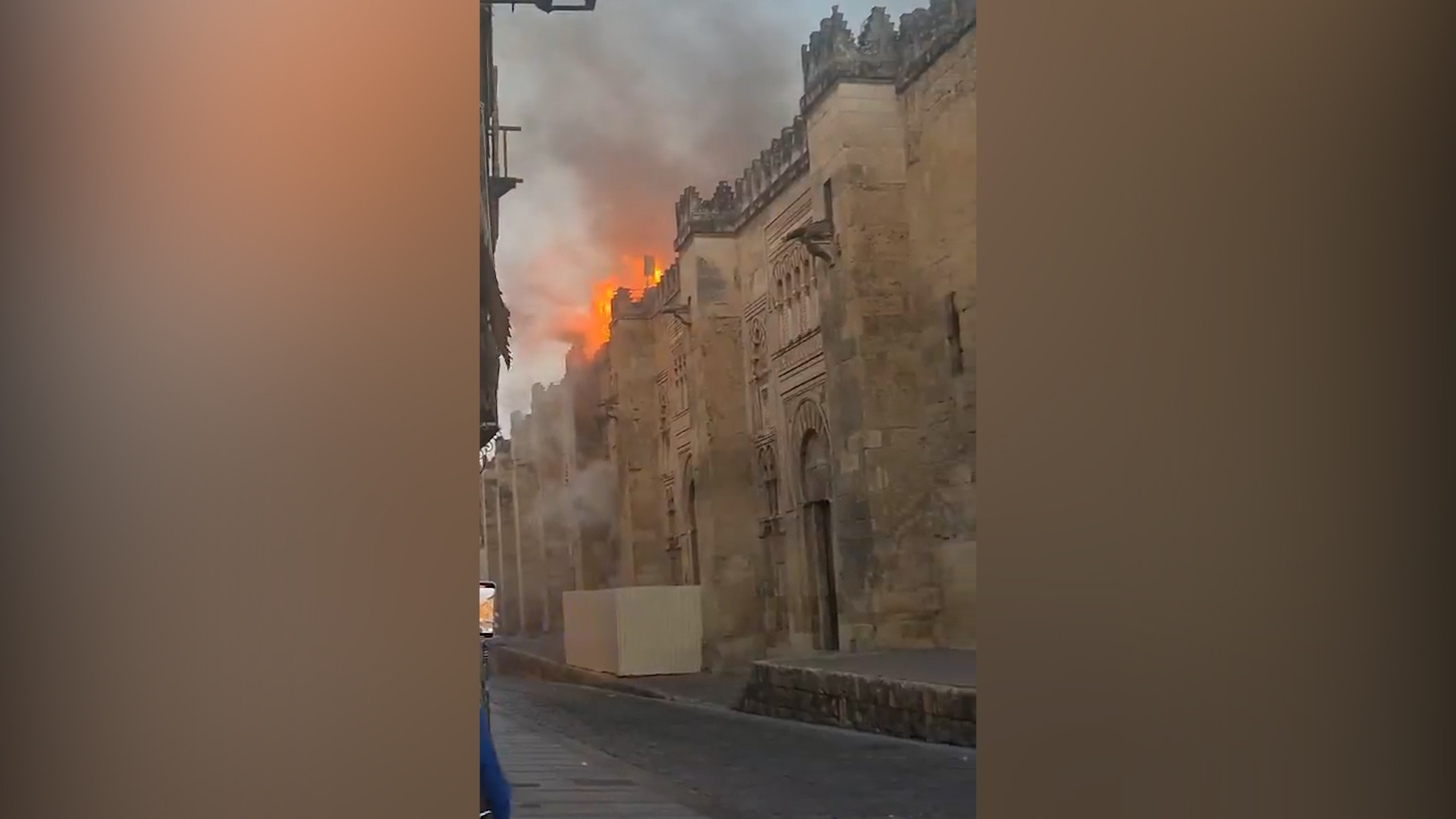 Incendio nella moschea cattedrale di Cordova: le fiamme divorano il patrimonio Unesco – Video Incendio nella moschea cattedrale di Cordova: le fiamme divorano il patrimonio Unesco – Video