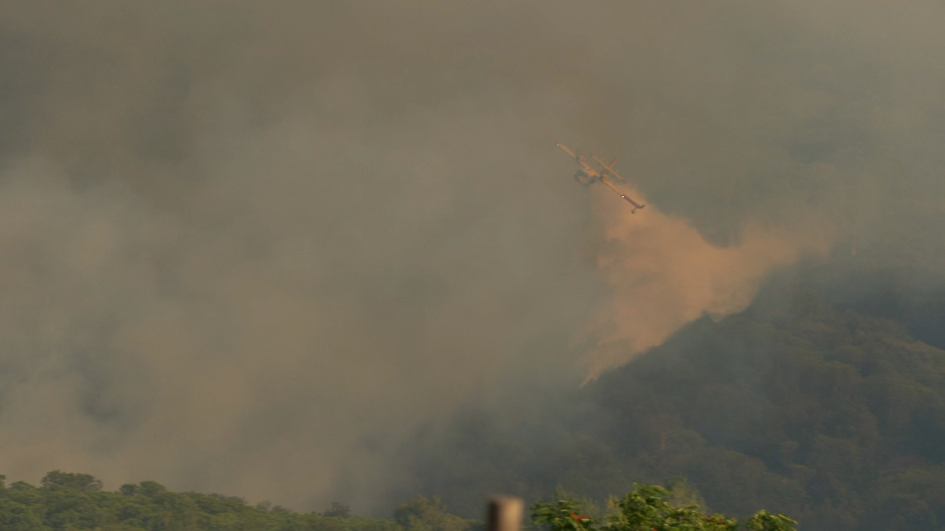 vesuvio in fiamme incendio sul versante est canadair ed elicotteri in volo per domare il rogo 8211 video