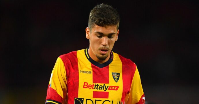 “L’erba bagnata, le urla della tribuna, il suono della palla”: il toccante messaggio d’addio al calcio di Joan Gonzalez per una patologia cardiaca