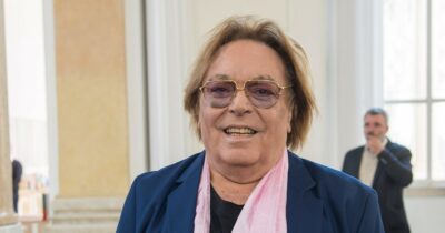 Copertina di “Mi hanno messo nello stesso letto di Federico Fellini, lui poi è morto”: Leopoldo Mastelloni parla dall’ospedale dopo il ricovero per l’ictus