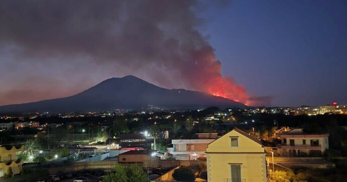 Vesuvio in fiamme,  interviene esercito. Fronte di 3 km