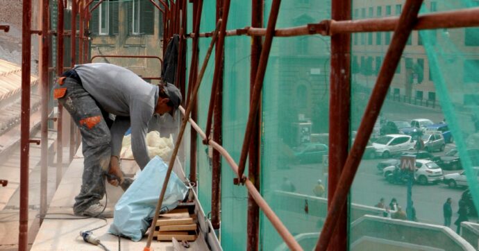 Operaio trovato ferito in un prato: era in nero