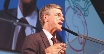 Copertina di “Ucraina? Trump vuol uscirne mentre l’Ue ormai non ha alcun ruolo”: intervista a Jeffrey Sachs