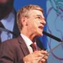 Copertina di Ucraina, Jeffrey Sachs: “Trump vuol uscirne mentre l’Ue ormai non ha alcun ruolo”