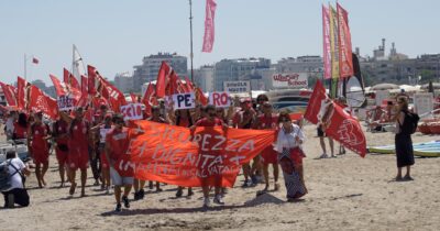 Copertina di Rimini, lo sciopero dei bagnini con corteo in spiaggia e flash mob sui mosconi. “Impossibile sorvegliare 300 metri di costa in pausa pranzo”