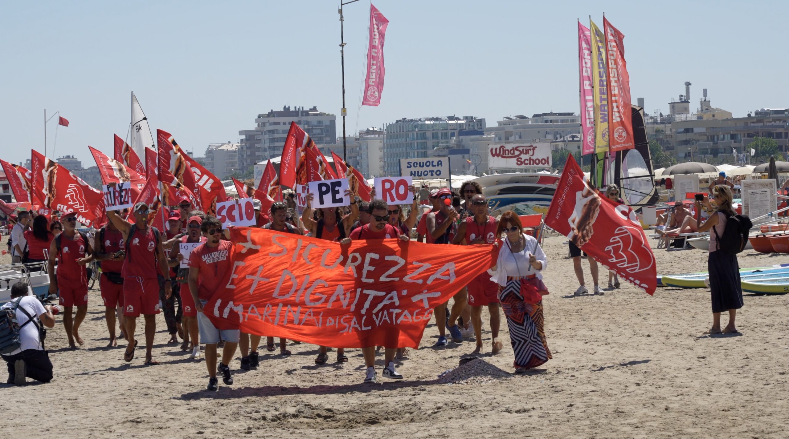 rimini lo sciopero dei bagnini con corteo in spiaggia e flash mob sui mosconi impossibile sorvegliare 300 metri di costa in pausa pranzo