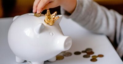 Copertina di “Faccio pagare a mia figlia di 6 anni l’affitto. Deve imparare che non può spendere tutti i soldi per quel che desidera”: la scelta di papà Michael fa discutere