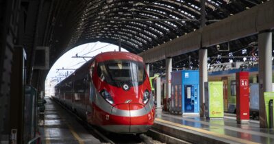 Copertina di Treni, inizia il periodo da incubo sulla tratta Roma-Milano: da lunedì e fino al 22 agosto il viaggio durerà cinque ore