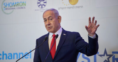 Copertina di Netanyahu: “Su Gaza sarà operazione rapida. Gli unici a morire di fame sono gli ostaggi”. E l’Idf fa una nuova strage
