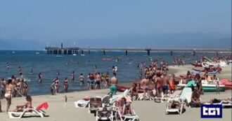 Copertina di Turismo, per il Tg1 la crisi non c’è: nei servizi spiagge piene e alberghi esauriti. Pd: “Narrazione piegata al governo”