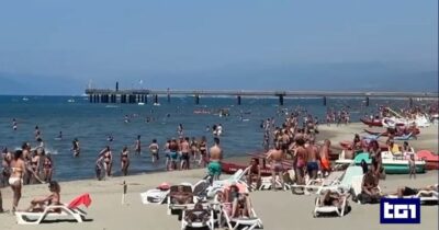 Copertina di Turismo, per il Tg1 la crisi non c’è: nei servizi spiagge piene e alberghi esauriti. Pd: “Narrazione piegata al governo”