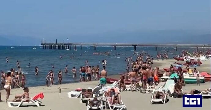 Turismo, per il Tg1 la crisi non c’è: nei servizi spiagge piene e alberghi esauriti. Pd: “Narrazione piegata al governo”