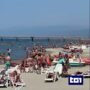 Copertina di Turismo, per il Tg1 la crisi non c’è: nei servizi spiagge piene e alberghi esauriti. Pd: “Narrazione piegata al governo”