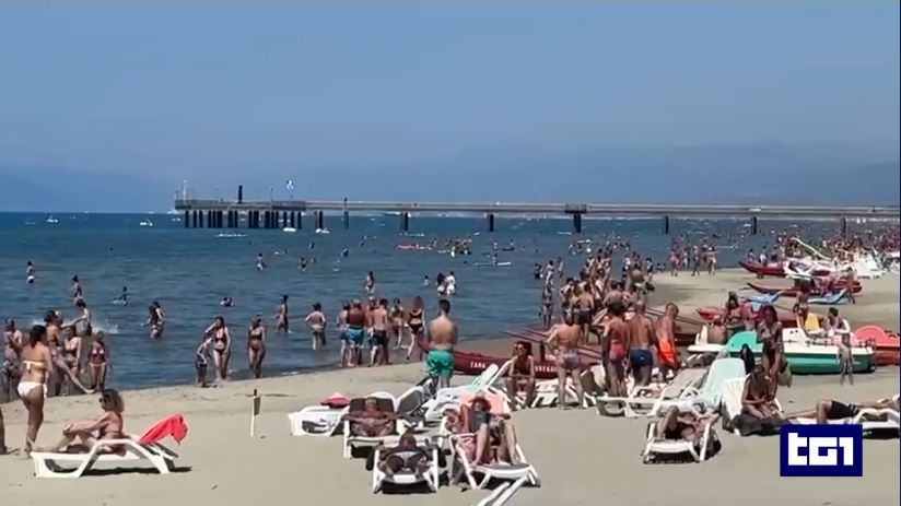 Turismo, per il Tg1 la crisi non c’è: nei servizi spiagge piene e alberghi esauriti. Pd: “Narrazione piegata al governo” Turismo, per il Tg1 la crisi non c’è: nei servizi spiagge piene e alberghi esauriti. Pd: “Narrazione piegata al governo”