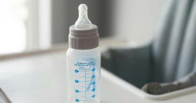 Copertina di “Lo staff del lido ci ha messo le mani nei borsoni sottraendoci i biberon dei bambini. Secondo loro non potevamo portarli in spiaggia”: la denuncia di una mamma