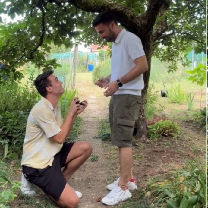 “Nel mio posto preferito ha detto sì”: l’influencer Emanuele Ferrari fa la proposta di matrimonio al fidanzato Andrea Iori nell’orto della nonna