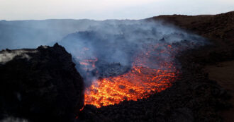 Copertina di Colata lavica a 3mila metri sull’Etna: aperta una nuova bocca effusiva. Allerta arancione per i voli da e per Catania