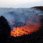 Copertina di Colata lavica a 3mila metri sull’Etna: aperta una nuova bocca effusiva. Allerta arancione per i voli da e per Catania